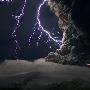 冰岛火山仍持续喷发 活动未减弱但烟尘减少