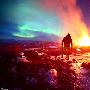 摄影师拍到火山喷发与北极光交相辉映神奇景象
