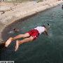 伊拉克气温逼近50度 民众游泳纳凉