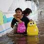 驮妻女淌水赶高铁 金华暴雨立交桥桥淹水 市民游泳赶火车【图】