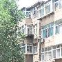 入室盗窃被堵窗外是怎么回事？男子“赖”在阳台顶部不动【图】