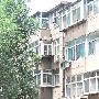 【奇葩小偷】入室盗窃被堵窗外 就地打飞机霸占阳台不下来【图】
