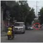 老太太钻进车底 网友行车记录仪还车主清白【图】