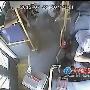 公交司机忍痛踩刹车让乘客下车 喷出鲜血昏迷【图】