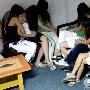失足女幼儿园拉客引起家长不满 卖淫女见到男的就上前动手动脚