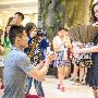 山东体操名将张成龙包商场大屏幕求婚 与女友热吻