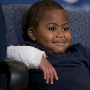 美国男孩移植双手完成 世界上最年轻的双手移植接受者8岁