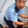 女婴被公厕遗弃下水道 民警徒手将其救出（图）