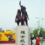 超女纪念碑现身北京 以李宇春和周笔畅为原型