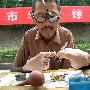 宜昌肢残人用脚修理手表 被评杰出技术能手