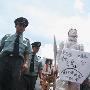 找工作找成这样了！大学毕业生全身裹白布持矛盾找工作