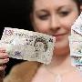 英国查获20英镑假币 女王头像被换成明星(图)