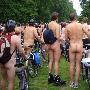 无奇不有！实拍一年一度的英国裸体自行车赛现场