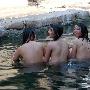 广西壮族少女“天浴” 享受圣洁之水[组图]