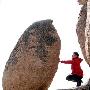 鬼斧神工！十吨重蛋形奇石斜立巨石之上（图）