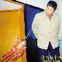 55岁男子耳朵能舞动流星锤(图)