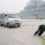 河北“奇人”露绝活 耳朵拉动3吨重汽车(图)