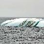 据说是挪威水手拍摄到的南极“彩纹冰山”[图]