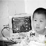 4岁男童模仿超人 纵身飞下3楼毫发无损(组图)