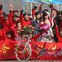 赞！壮观又环保 男子组织150多人骑车迎亲(图)