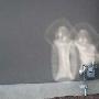 无法解释!加拿大西部墙壁上映射出两个神秘外星人(图)