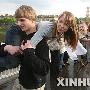 立陶宛举行的背女人＂赛跑比赛[组图]