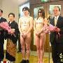 展现胴体和青春：花样百出的“luo体婚礼”（组图）