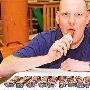 男子17年每顿只吃巧克力 一年吃掉4000根（图）