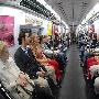 美国:15对双胞胎乘地铁表演“人体镜子”(组图)