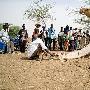 恶搞图片：非洲某处竟在十几个人围观下做ai