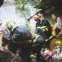 生死不离：重庆暴雨600斤巨石砸民居 夫妻被埋仍手牵手