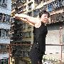 广东韶关奇女子邓建丽展绝活：软骨奇功(图)