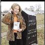 美国寡妇将亡夫手机埋棺材 连续3年“保持通话”