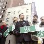 U2宣传新专辑卖力气 伦敦中心大楼顶上开演唱会