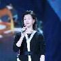 组图：宋祖英清新素颜彩排 台上出状况耳麦掉落
