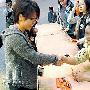 组图：陈奕迅巡演苏州签售 歌迷送来木雕狮子
