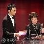 图文：陈丽云夺最佳女配角奖 张智霖谢天华颁奖
