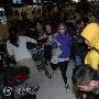 组图：卫诗返港被媒体围堵 难掩喜悦面带笑容
