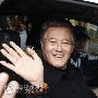 组图：赵本山超豪华座驾风光气派 保镖不离左右