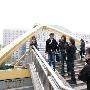 刘谦当街推销手机 被鸽子抢走风头(图)