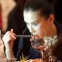 组图：杨子分心美女 黄圣依黑脸用餐眼神杀人