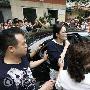 组图：王菲李亚鹏探望受助儿童 为慈善不遗余力