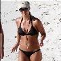 布兰妮携子海滩玩耍 黑色比基尼秀健康身材(图)