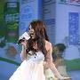 组图：张韶涵变身赶场女郎 清纯公主裙登台献唱