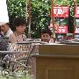 组图：景岗山陪儿子骑小车 一家三口尽享天伦