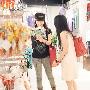 组图：江若琳买泳衣 钟情圆点比基尼看了又选