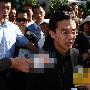 图文：罗京遗体告别仪式 郎永淳被媒体围住