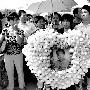 妻儿送别罗京最后一程 郎永淳劝退现场群众(图)