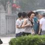 组图：袁泉大婚临近玩“湿身” 准新娘雨中狂奔