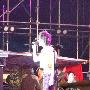 组图：李宇春打伞演出惹众怒 遭歌迷掷矿泉水瓶